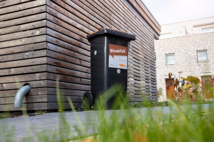 Eine Biotonne die im Freien vor einem Gebäude steht. | © Die Bremer Stadtreinigung