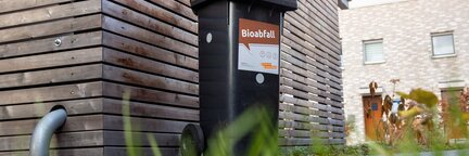 Eine Biotonne die im Freien vor einem Gebäude steht. | © Die Bremer Stadtreinigung
