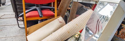 Verschiedene Sperrmüllgegenstände, wie Stühle, Vitrinen und Teppiche wurden auf dem Gehweg bereitgestellt. | © Die Bremer Stadtreinigung