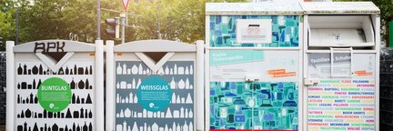 Containerplatz mit zwei Altglascontainern, einem Container für Elektrogeräte und einem Container für Textilien. | © Die Bremer Stadtreinigung
