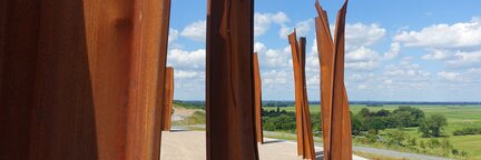 Fotografie der Aussichtsplattform Metalhenge an der Blocklanddeponie vom Rand der Plattform aus. | © Die Bremer Stadtreinigung