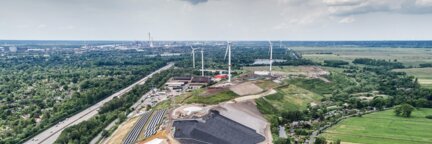 Luftaufnahme der Aussichtsplattform Metalhenge an der Blocklanddeponie. Im Hintergrund ist die Stadt Bremen erkennbar. | © Die Bremer Stadtreinigung