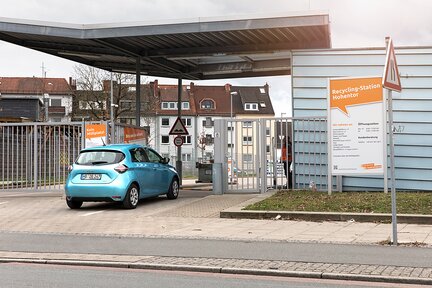 Ein blaues Fahrzeug wartet am Eingangsbereich der Recycling-Station Hohentor. | © Die Bremer Stadtreinigung