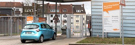 Ein blaues Fahrzeug wartet am Eingangsbereich der Recycling-Station Hohentor. | © Die Bremer Stadtreinigung