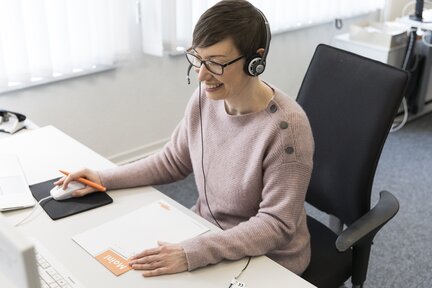 Eine Frau sitzt am Schreibtisch in einem Büro und arbeitet am Computer. | © Die Bremer Stadtreinigung