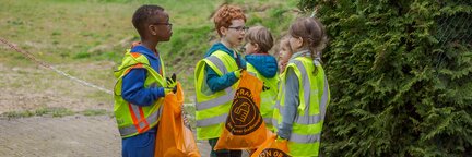 mehrere Kita Kinder beim Sammeln