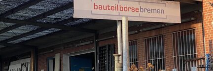 Ein Schild weist das Gelände der bauteilbörse Bremen aus, mit der DBS eine Kooperation hat. | © Die Bremer Stadtreinigung