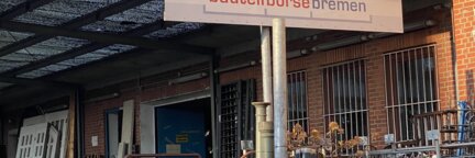Ein Schild weist das Gelände der bauteilbörse Bremen aus, mit der DBS eine Kooperation hat. | © Die Bremer Stadtreinigung