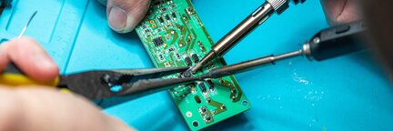 Ein kleines Elektroteil wird im Repair Café repariert. | © Die Bremer Stadtreinigung