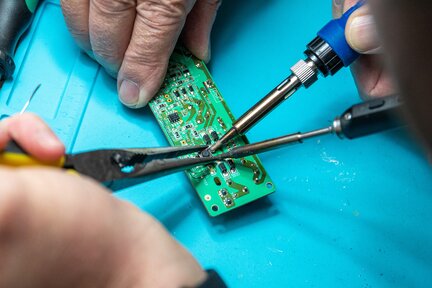 Ein kleines Elektroteil wird im Repair Café repariert. | © Die Bremer Stadtreinigung