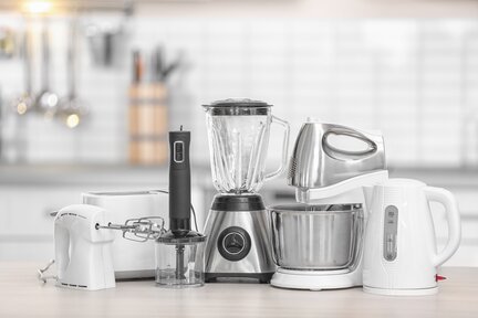 Auf dem Bild sind mehrere kleine Elektrogeräte abgebildet, wie ein Rührstab, ein Mixer, ein Wasserkocher und ein Toaster. | © Die Bremer Stadtreinigung