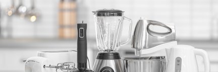 Auf dem Bild sind mehrere kleine Elektrogeräte abgebildet, wie ein Rührstab, ein Mixer, ein Wasserkocher und ein Toaster. | © Die Bremer Stadtreinigung