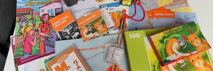 Auf einem Tisch wurden alle Umweltbildungsinhalte des Lernkoffers von Die Bremer Stadtreinigung drapiert. | © Die Bremer Stadtreinigung