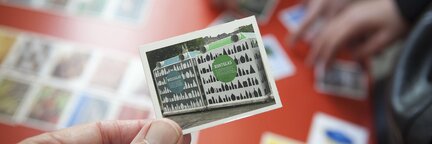 Bei der Tour Global wird das Bild von Glascontainern von einer Hand in die Kamera gehalten. | © Die Bremer Stadtreinigung