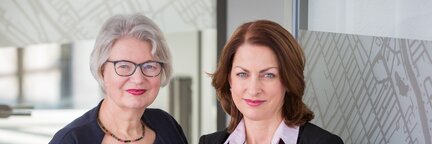 Abgebildet ist der Vorstand von Die Bremer Stadtreinigung. Links steht Insa Nanninga und rechts Daniela Enslein. | © Die Bremer Stadtreinigung
