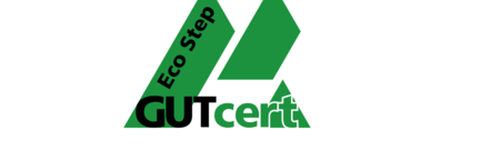 Aus der Mitte eines grünen Dreiecks löst sich die Form eines Trapez' ab. Vor dieser Form steht das Wort GutCert, schräg am Rand des Dreiecks das Wort EcoStep. | © Die Bremer Stadtreinigung