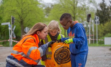 Kita Kinder mit Frau Enslein, Vorständin DBS, beim Sammeln