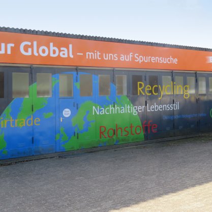 Außenbereich der Tour-Global | © Die Bremer Stadtreinigung Frontansicht des Gebäudes von der Tour Global. | © Die Bremer Stadtreinigung