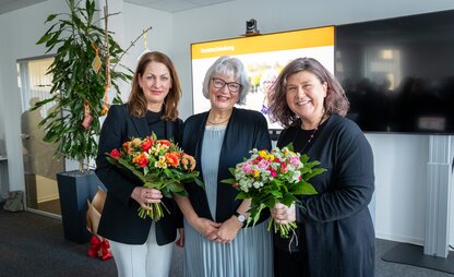 Irene Strebl, Verwaltungsratsvorsitzende DBS (rechts) und Daniela Enslein (links), Vorstand DBS verabschieden Insa Nanninga (mitte), scheidende Vorständin DBS in den Ruhestand.