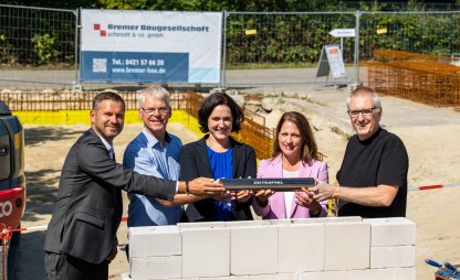 Einmauern der Zeitkapsel im Fundament der Recycling-Station Blumenthal | © Die Bremer Stadtreinigung/Tristan Vankann