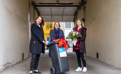 Daniela Enslein und Maike Schaefer übergeben die einhunderttausendste bestellte Papiertonne an eine Bremer Bürgerin. | © Die Bremer Stadtreinigung