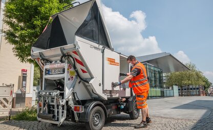 Ein Mitarbeitender von DBS bedient ein Elektromobil in Bremen-Nord. | © Die Bremer Stadtreinigung