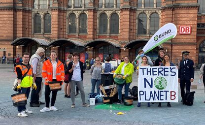 Vor dem Hauptbahnhof in Bremen steht eine Gruppe, die beim Kippen-Marathon 2020 mitgemacht hat. | © Die Bremer Stadtreinigung