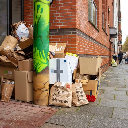 Papier und Pappkartons vor einem Hauseingang. | © Die Bremer Stadtreinigung Sehr viel Papier und Pappe, welches zusammengepackt vor einem Hauseingang steht. | © Die Bremer Stadtreinigung