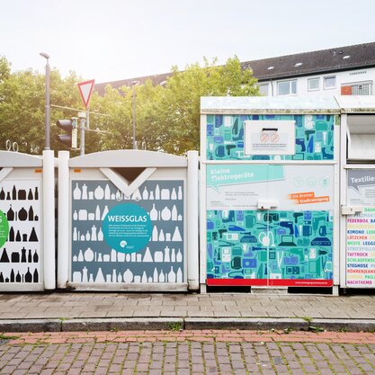 Containerplatz mit vier Containern. | © Die Bremer Stadtreinigung Containerplatz mit zwei Altglascontainern, einem Container für Elektrogeräte und einem Container für Textilien. | © Die Bremer Stadtreinigung