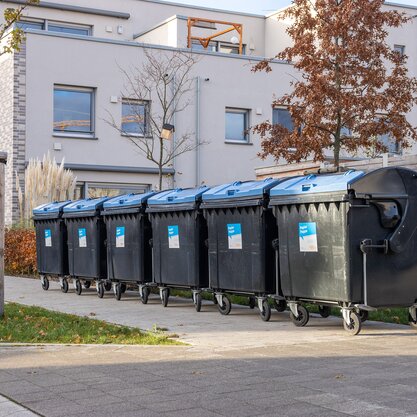 Sechs große Papiercontainer in einer Reihe | © Die Bremer Stadtreinigung Am Gehweg stehen sechs große Tonnen für Papier und Pappe in einer Reihe. | © Die Bremer Stadtreinigung