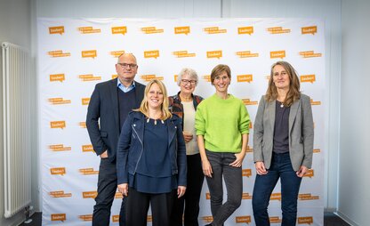 Ein Gruppenfoto zeigt die Jury des Sauber-Awards 2022 während der Preisverleihung. | © Die Bremer Stadtreinigung