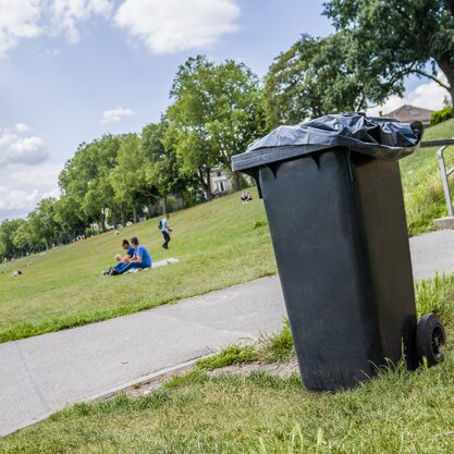 Abfallbehälter am Osterdeich sorgen für Stadtsauberkeit im öffentlichen Raum. | © Die Bremer Stadtreinigung