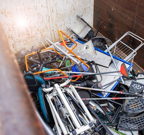 Metall in Container. | © Die Bremer Stadtreinigung Altes Metall das in einem Abfallcontainer liegt. | © Die Bremer Stadtreinigung