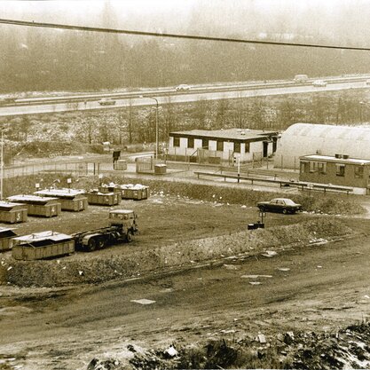 Aufnahme der Blocklanddeponie aus dem Jahr 1975. | © Die Bremer Stadtreinigung Alte Aufnahme der Blocklanddeponie aus dem Jahr 1975. Vor der Autobahnstrecke sind acht Container vor drei Gebäuden aufgestellt. | © Die Bremer Stadtreinigung