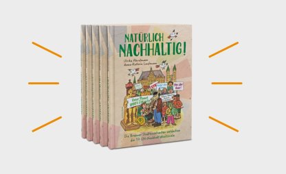 Auf dem Bild sind mehrere Ausgaben des Buchs "Natürlich Nachhaltig" zu sehen, die bei einem Gewinnspiel verlost wurden. | © Die Bremer Stadtreinigung