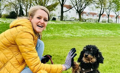 Frau mit Hund am Sammeln