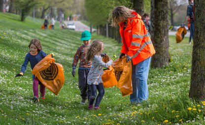 gemeinsames Sammeln beim Werder Clean up