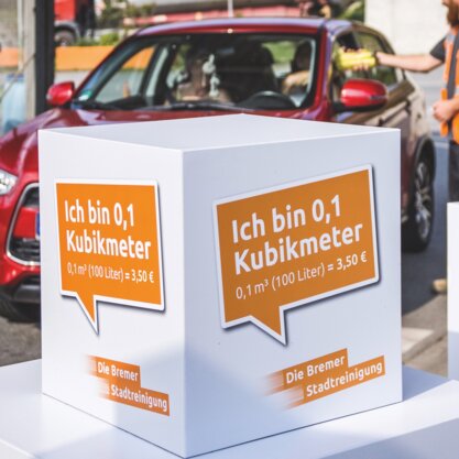 Kubikmeter-Kubus DBS. | © Die Bremer Stadtreinigung Kubus zur Einschätzung der Abgabemengen von Bauabfällen auf den Recycling-Stationen. | © Die Bremer Stadtreinigung