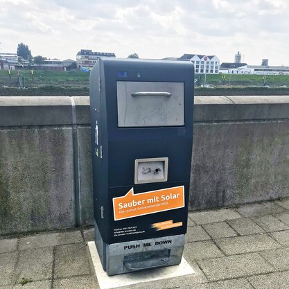 Ein Solarpressbehälter für Abfälle steht am Hafengelände. | © Die Bremer Stadtreinigung