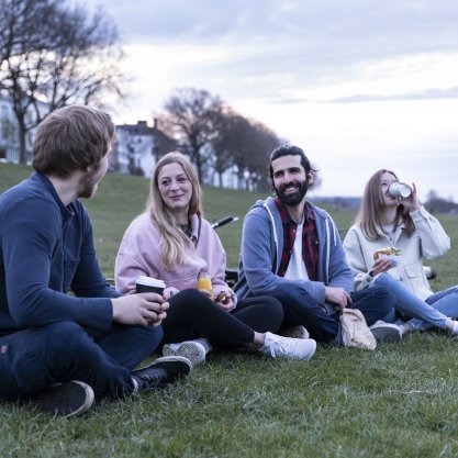 Straßenreinigung am Osterdeich | © Die Bremer Stadtreinigung Zwei Frauen und zwei Männer sitzen mit Getränken am Bremer Osterdeich. | © Die Bremer Stadtreinigung