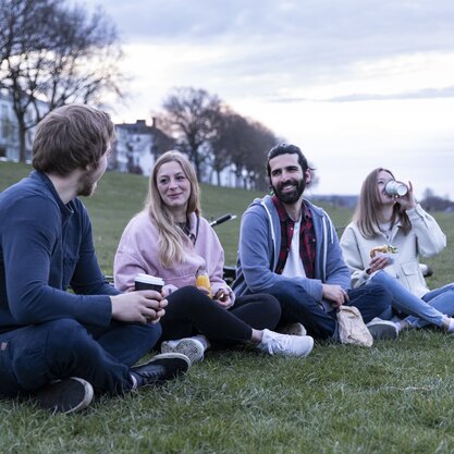 Straßenreinigung am Osterdeich | © Die Bremer Stadtreinigung Zwei Frauen und zwei Männer sitzen mit Getränken am Bremer Osterdeich. | © Die Bremer Stadtreinigung