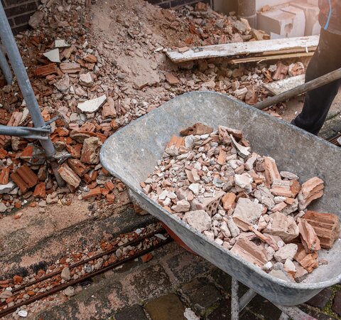 Eine Schubkarre die mit Bauschutt gefüllt ist. | © Die Bremer Stadtreinigung